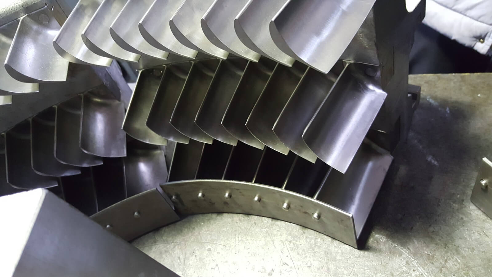 Gas turbine guide vanes and nozzle assemblies