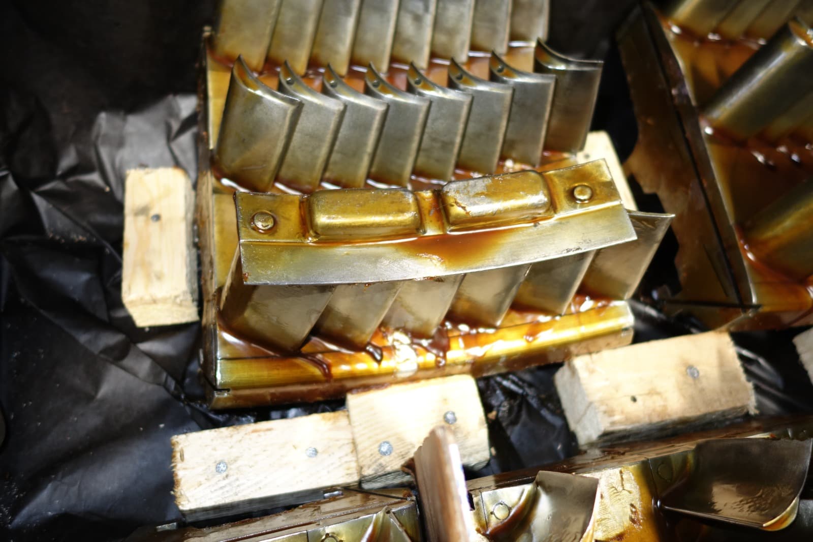 Gas turbine guide vanes and nozzle assemblies