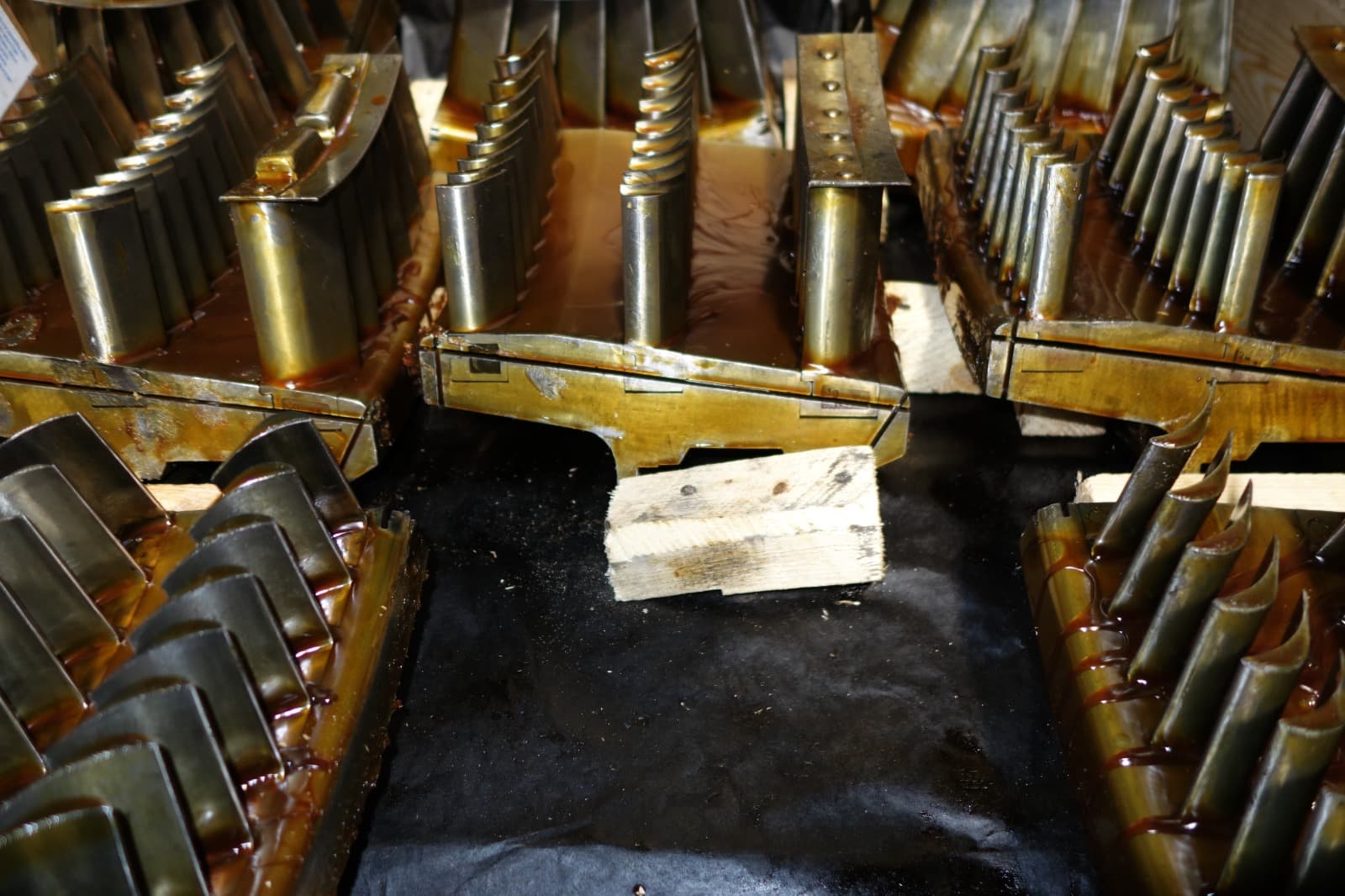 Gas turbine guide vanes and nozzle assemblies